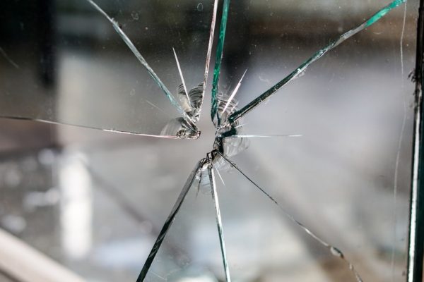 Ersatz von zerbrochenem Glas