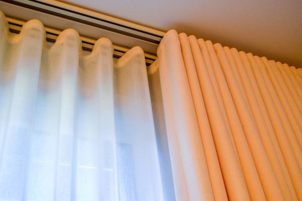 Installieren von Schienen für Vorhänge