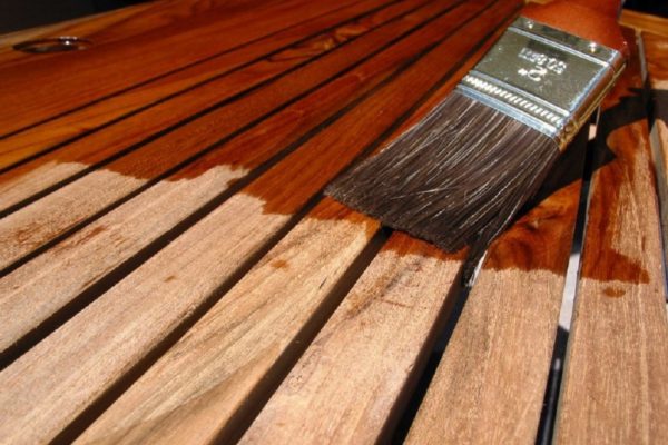 Lackieren von Holzgegenständen 