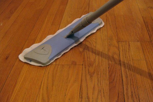 Reinigen Sie das Parkett