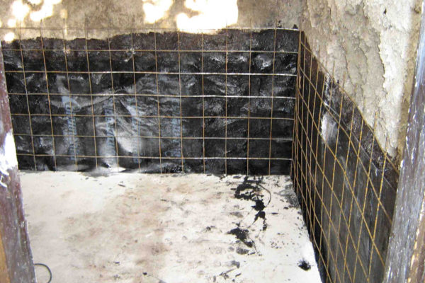 Schimmel an der Wand entfernen