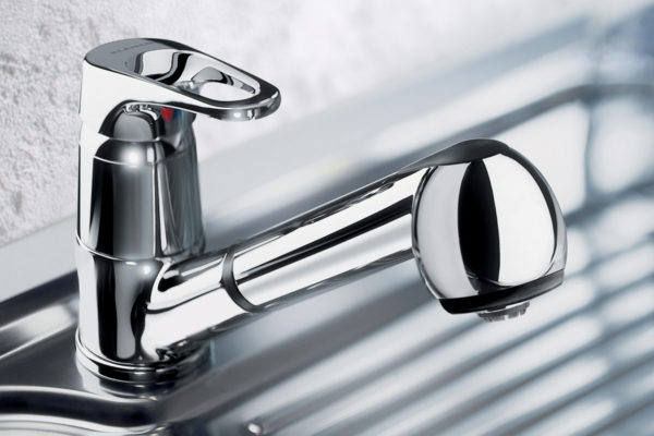 Stellen Sie den Wasserhahn ein